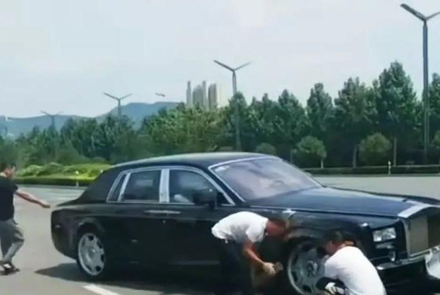 劳斯莱斯幻影与SUV相撞,现场情况让人担心,网友:又要卖房了 澳门赌博平台