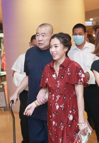 视频:刘銮雄太太甘比承认怀上第三胎 出门阵仗