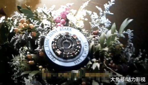 复联4钢铁侠葬礼:梅姨安慰帕克,浩克掩面而泣