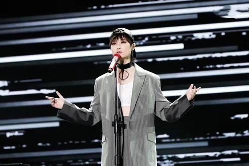 李宇春的熟女韵味拿捏的太准了！西装配上露脐装，细腰半遮更撩了
