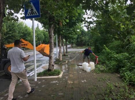 私接消防救命水洗铲车 东西湖城管及时查扣