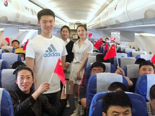 青岛航空:五四青年节 万米云端的青春感言