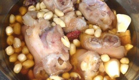 猪脚怎么煲汤才有营养 t01fdc82651ee9d9bd4.jpg