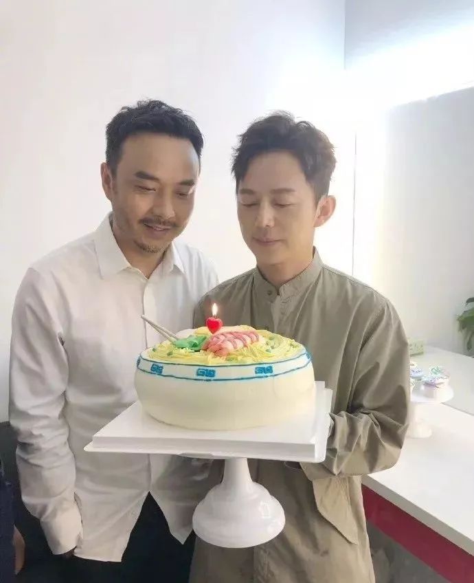 汪涵为何炅庆45岁生日,同框画面很有爱