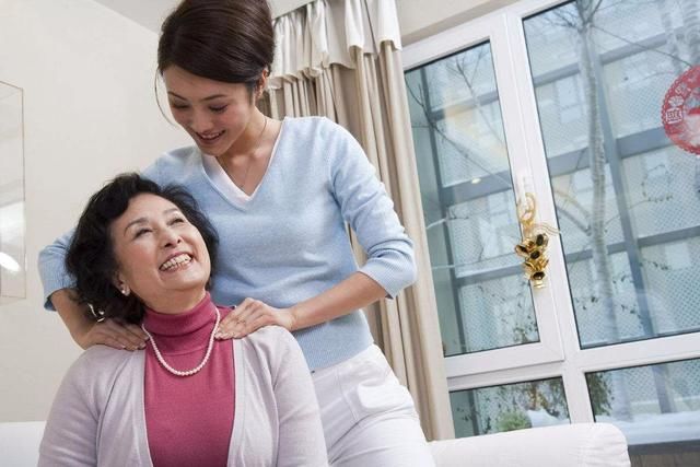 交完首付，婆婆要求在房产证上加上公婆的名字，我当场悔婚退款