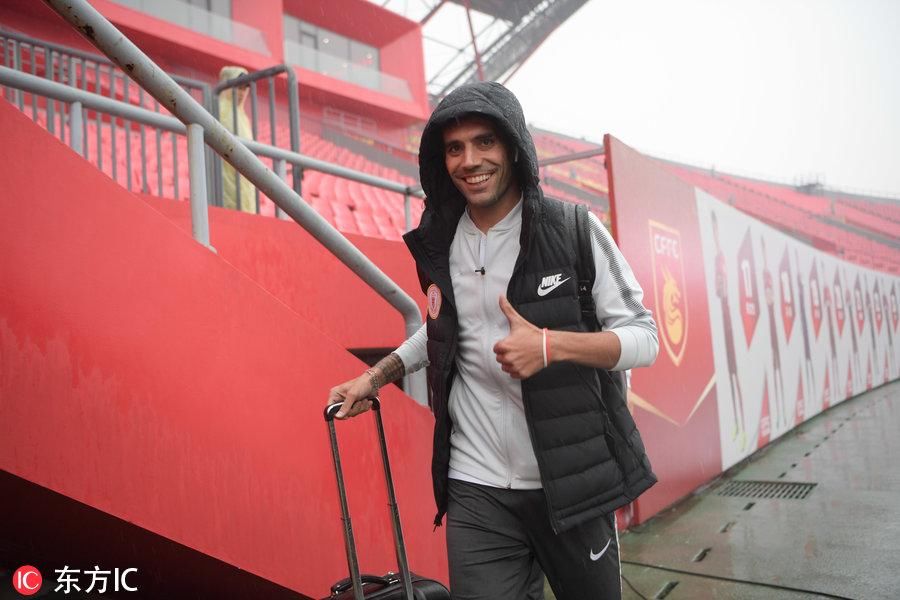 北京人和球员冒雨抵达赛场 奥古斯托竖拇指笑