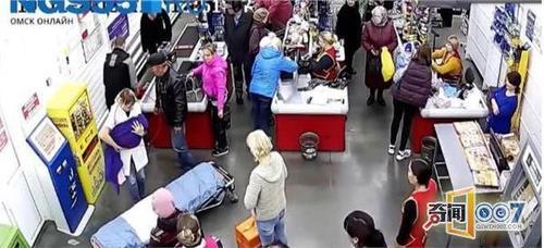 俄罗斯一孕妇在超市购物时感觉肚子疼,11分钟