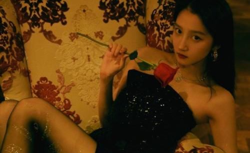 关晓彤化身花仙子，穿粉色蛋糕裙甜美可爱，仿佛童话中小精灵