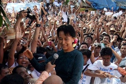 看完昂山素季,再看看英拉,就知道什么是优雅