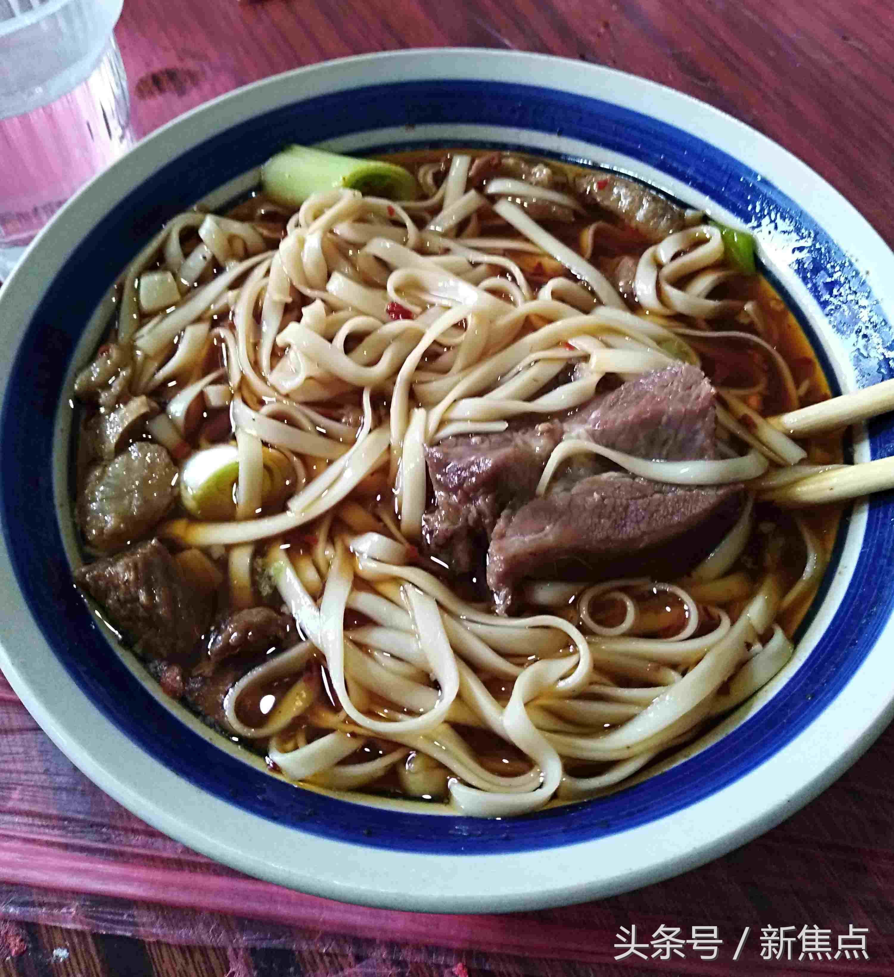 两菜，一碗饭一瓶酒，乡下饭店一顿饭，让七人吃的酒足饭饱