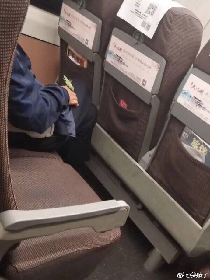 轻松一刻:小伙儿一夜爆负,工资卡欠款999亿