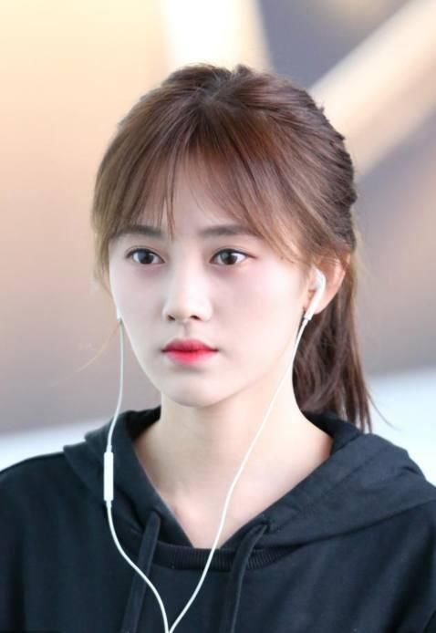 鞠婧祎的甜美少女感,一件卫衣就搞定?
