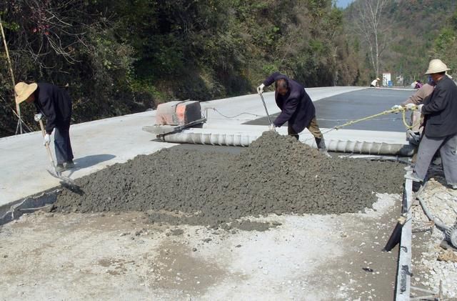 村村通公路成了“村村痛”，到底谁的错？专家的回答让农民很无奈