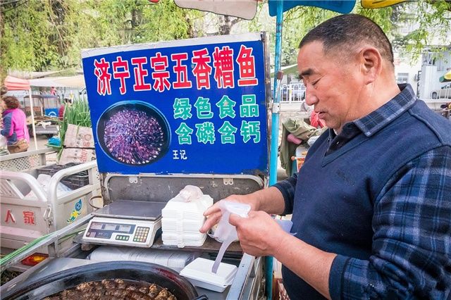 大叔街头卖这小吃，食客嫌脏不想买，边上的人说待会排队也买不到