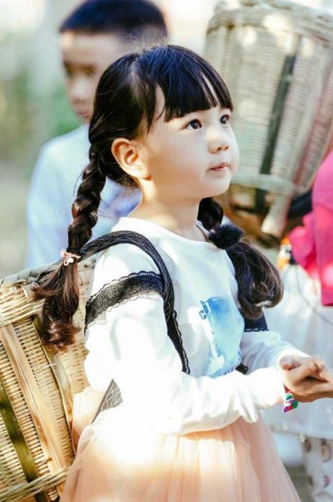 小山竹背竹筐变采摘小能手 双麻花辫也是贼好