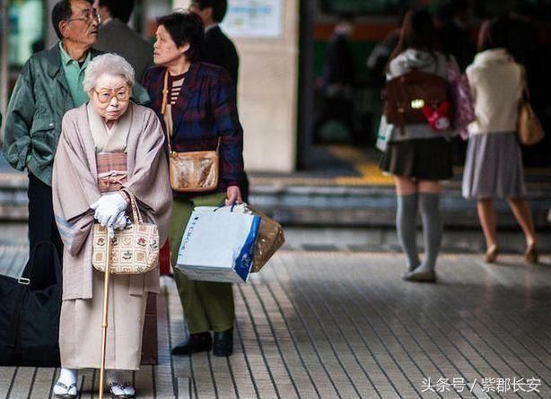 在中国愤青只在网络上喷日，但日本本土民众思想已经慢慢右移