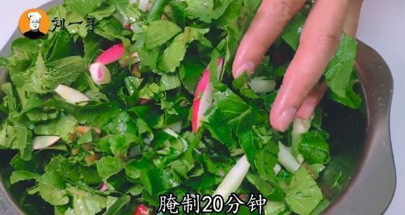 怎样晒萝卜缨子 t01fef246ddd64816c3.jpg