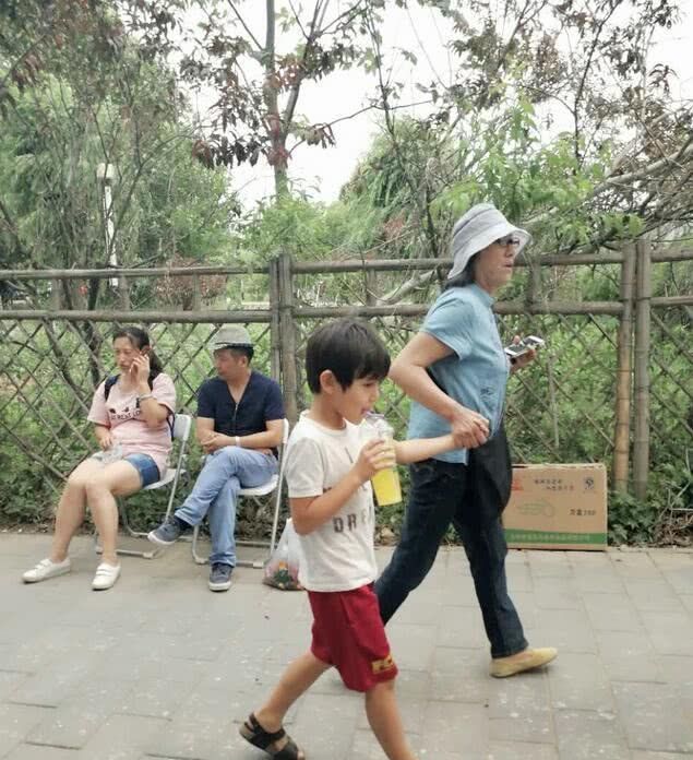 刘烨的两个萌娃逛公园,“诺一再也不是布丁诺了!”