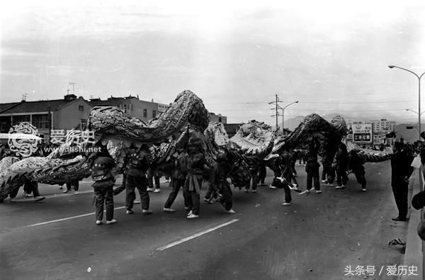 老照片：70年代台湾龙腾虎跃迎新春的热闹场面