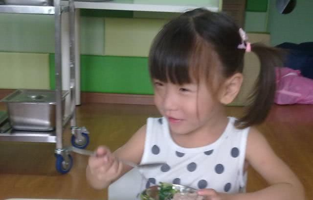 很不解,孩子总夸幼儿园伙食香?了解背后原因,在家也能吃两碗 巴黎人娱乐注册