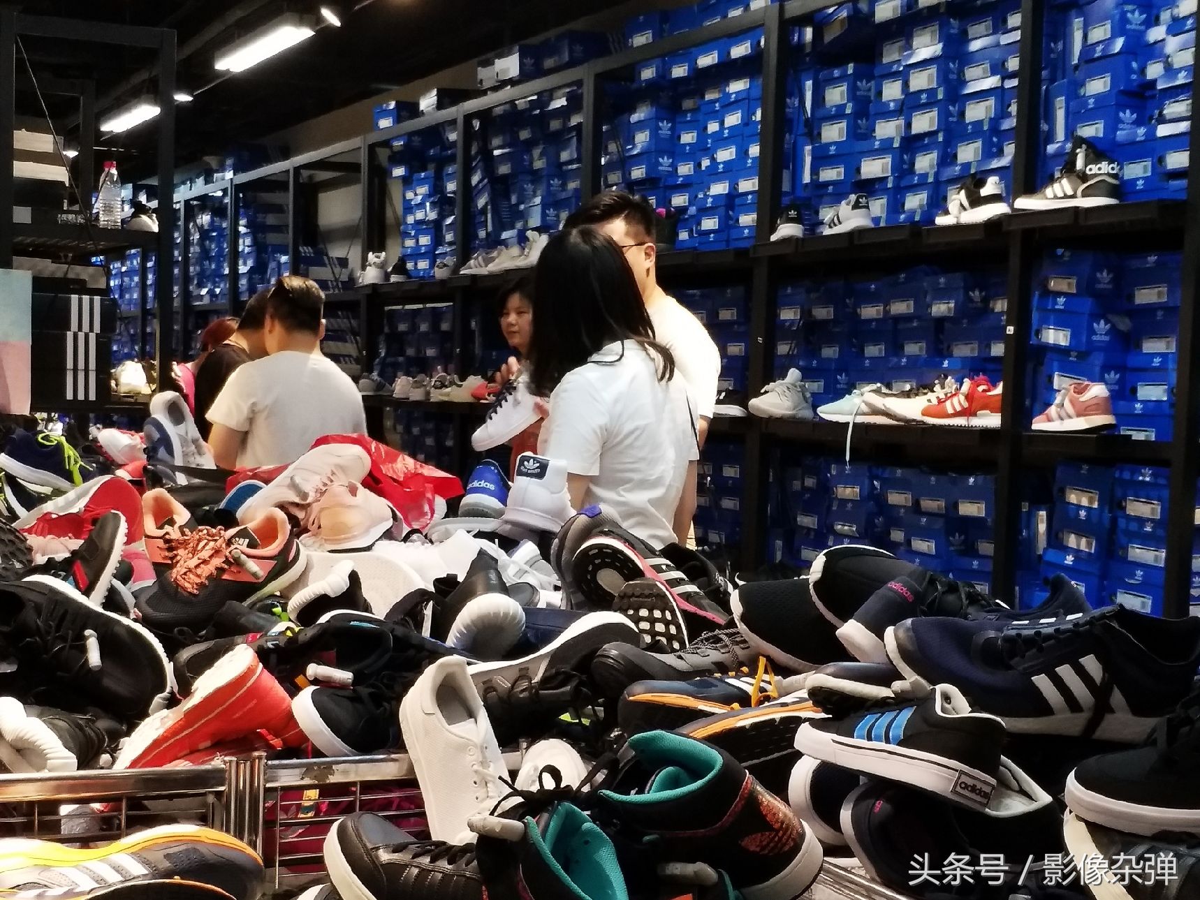 实拍:北京商场阿迪折扣店,顾客买鞋就像买白菜