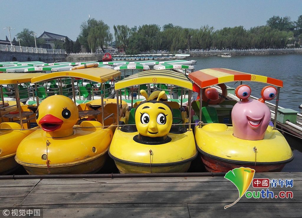 北京:北海公园新添各式游船迎五一假期
