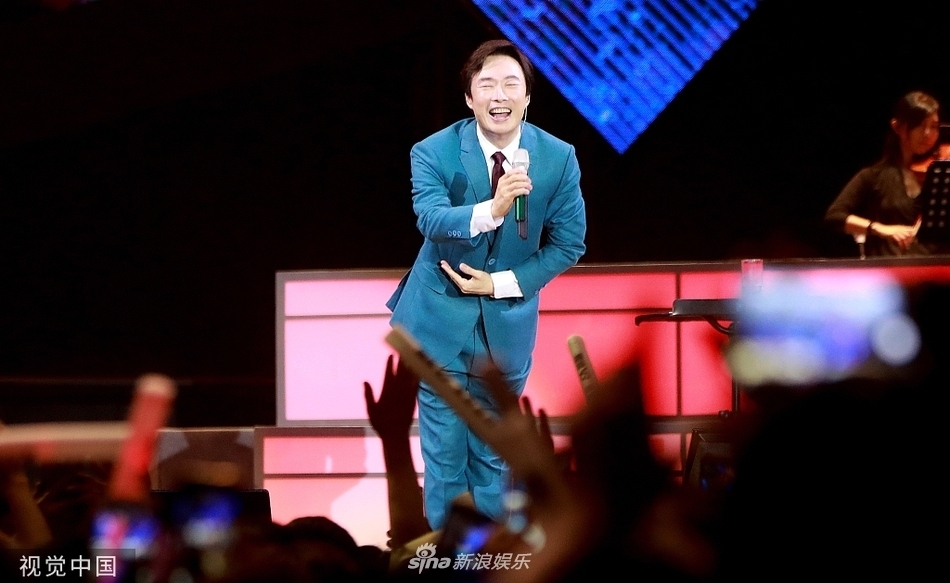 费玉清内地告别演唱会哽咽飙泪 边喝水边献歌