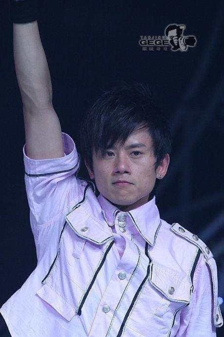 谢娜怀孕无聊, 跑去机场为张杰街机, 但是张杰却