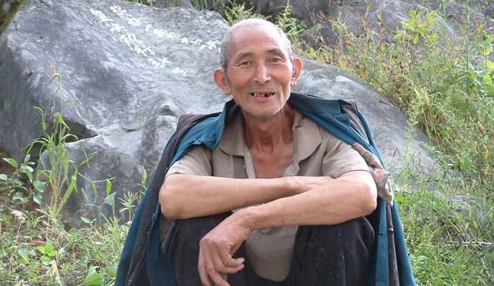 农村老大爷,和外孙相依为命孤苦生活,还一直说