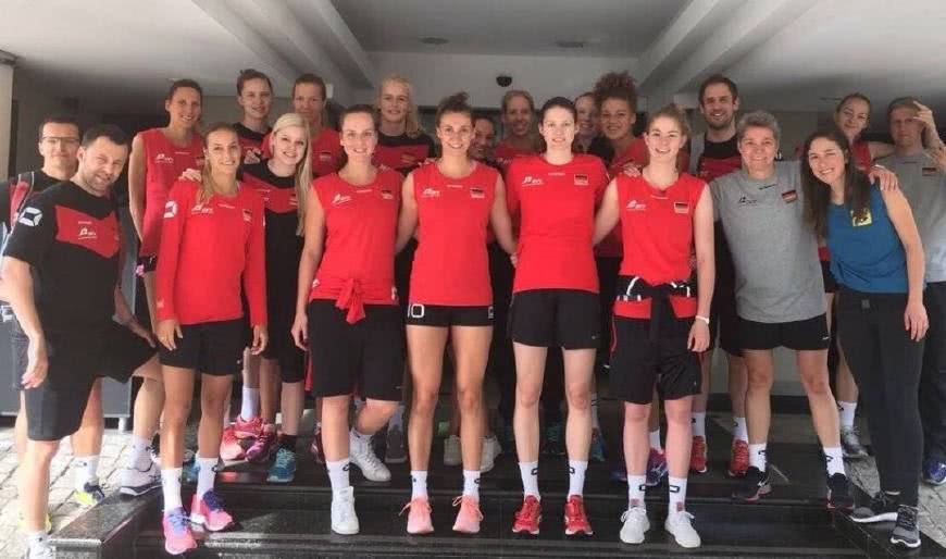 中国女排德国站试验新阵容!曾春蕾联袂李盈莹