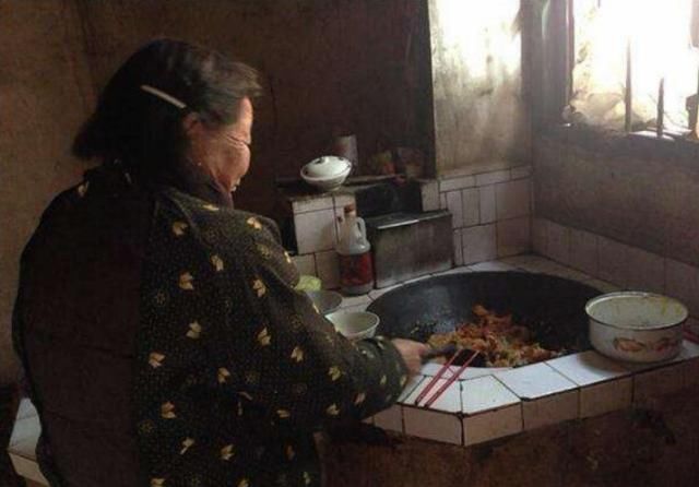 富二代去农村,村民招待饭菜,看到桌上的饭菜他严重怀疑人生