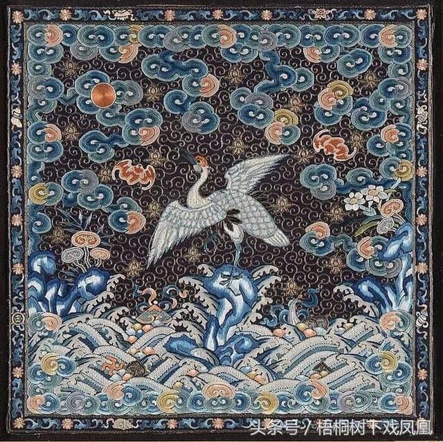 鹤是鸟中君子,所谓鹤立鸡群,就是基于这个说法,用来形容名士风度卓然,异于寻常。传鹤为羽族之长,举止体态文雅优美,行中规矩,舞合韵律。宋苏辙《次韵子瞻感旧见寄》诗称:君才最高峙,鹤行鸡群中。 在吉祥图案,还有琴鹤图,以琴操与鹤德来寓人才德出众,品高行洁。 因为鹤常长幼相随,雌雄比翼,因此又被用来表示父子、夫妇之道。吉祥图案有五伦图,即用鹤代表父子之道。古有名共别鹤操,晋崔豹《古今注》称:别鹤操,高陵牧子所作也。娶妻五年而无子,父见为之改娶。妻闻之,中夜起,倚户而悲啸。牧子闻之,怆