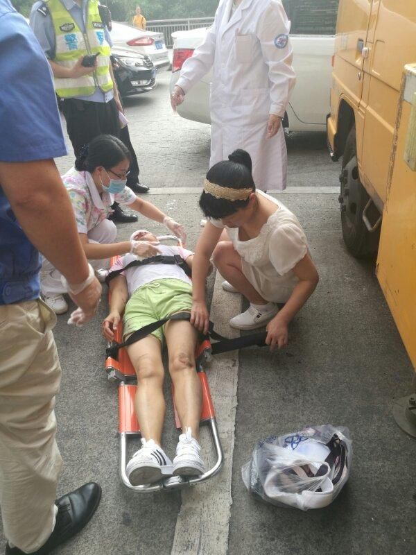 鬼探头过马路被撞 红十字会工作人员及时施救