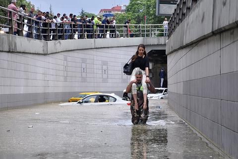 土耳其暴雨街道被淹 民众坐车顶等待救援