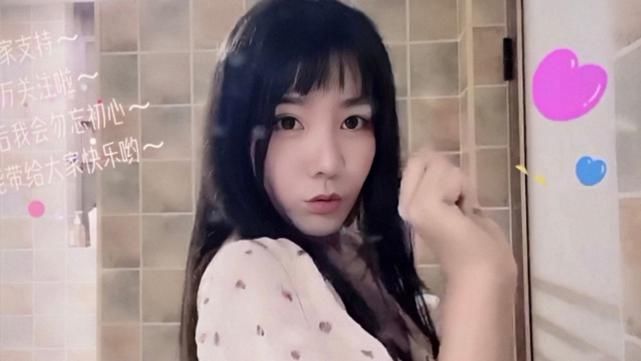 小团团国庆还不休息?开播仅10分钟,取下口罩与观众互动,网友:素颜太美