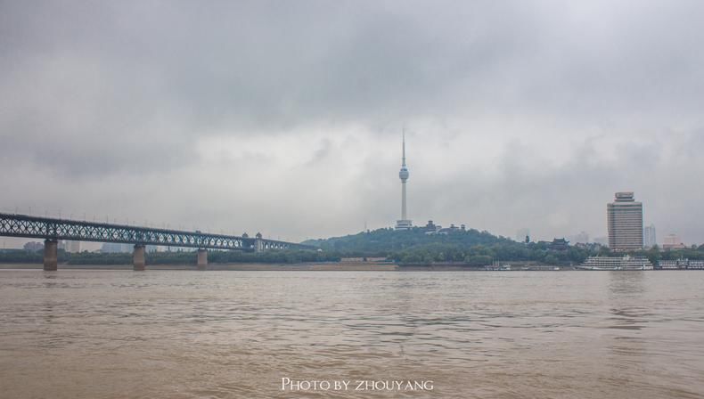 万里长江第一座大桥，风风雨雨60年，依然是这座城市最主要的枢纽