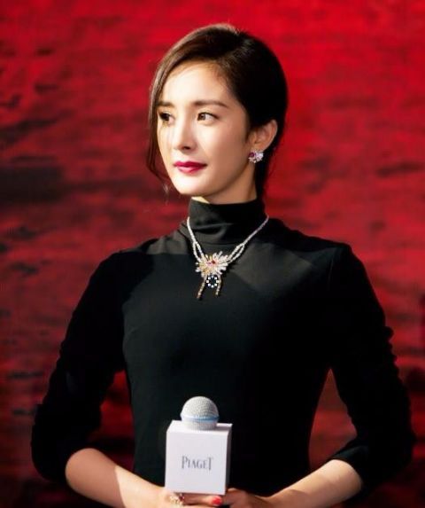 杨幂最新活动照曝光,网友:大长腿真的太抢镜