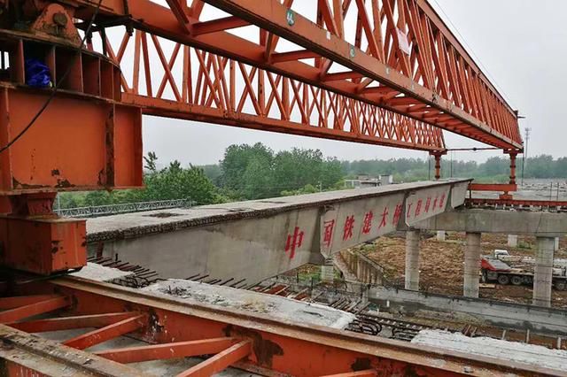 潢川县经济开发区公路跨铁路高架桥建设进入关键节点