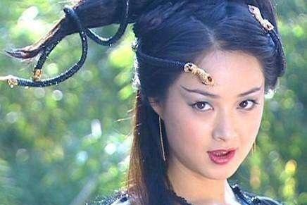 小翠为了不让王太常和王元丰伤心,为了元丰不再痴傻变得正常起来,决定