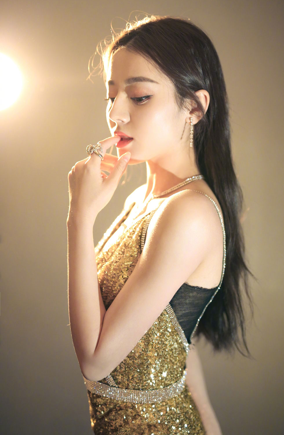 热巴仅凭一袭金色深v吊带礼裙登热搜,身姿妙曼,越发的性感了