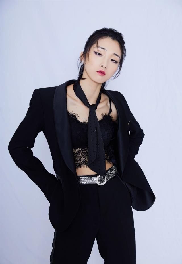 火箭少女护送yamy离场,围大圈保护她,网友调侃:好装!大可不必