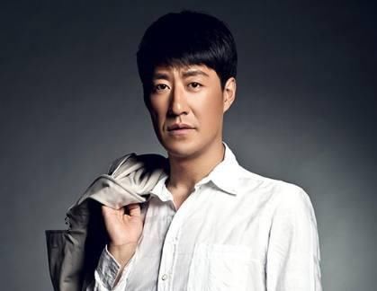 曾是谍战一哥,34岁奉子成婚,3年后再娶小13岁妻,今日子过得没话说