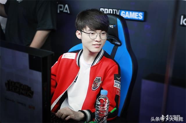 第二局双方都拿了常规的射手阵容,faker拿出招牌加里奥.