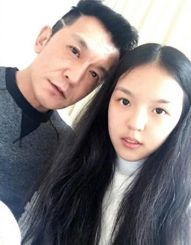 哈文朋友圈晒李咏生前轮椅照依然坚强乐观面对镜头