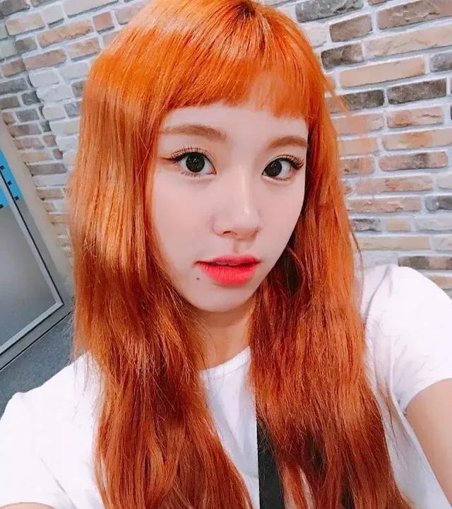 泫雅梳着橘黄色头发,在舞台上性感梦幻的气氛吸引了人们的视线.