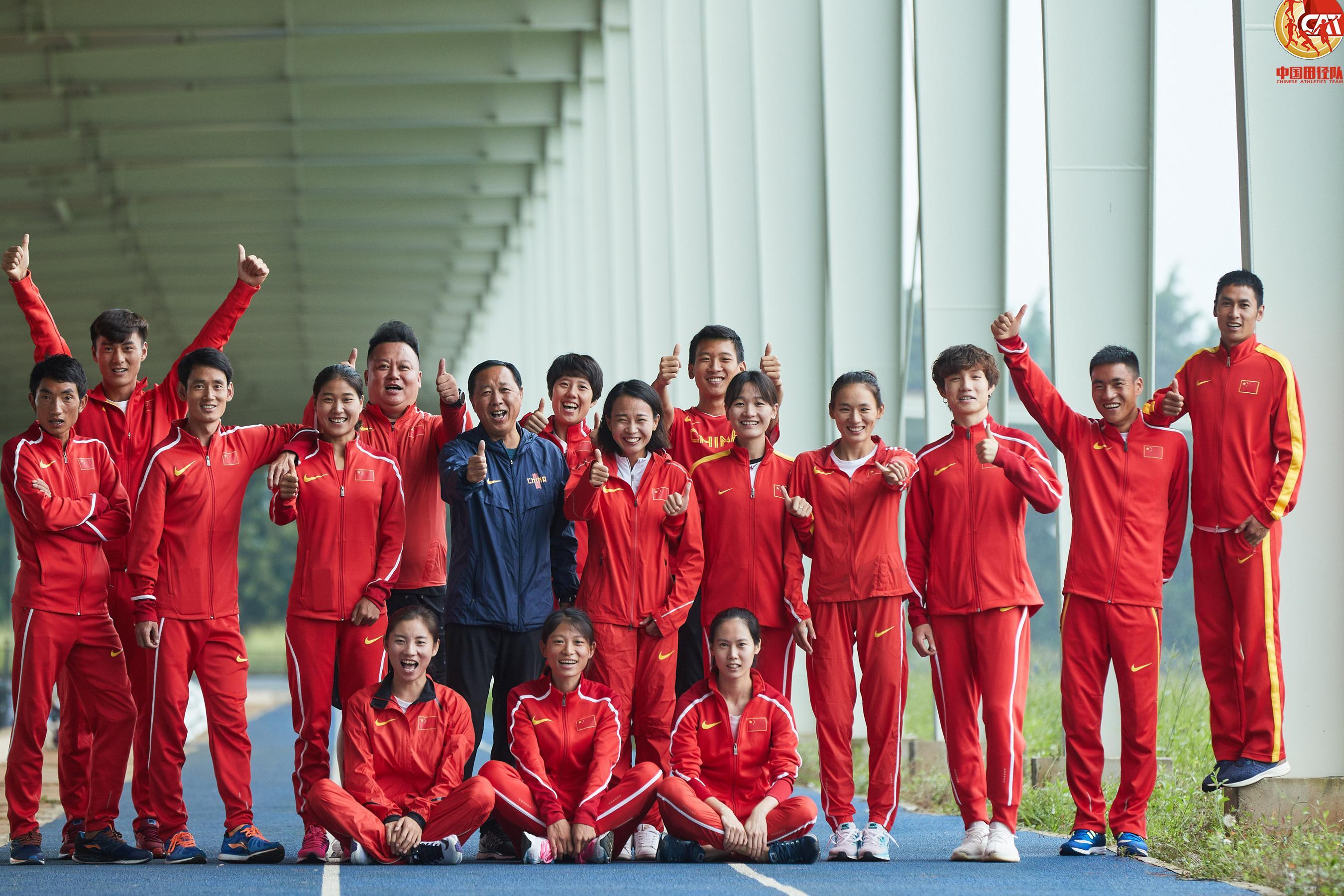 高清图 中国田径队写真 苏炳添帅气巩立姣玩花活