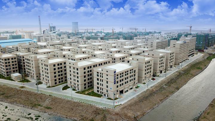 平阳万洋众创城平阳滨海新区的万船大道旁,三十几幢土黄色的极新建筑