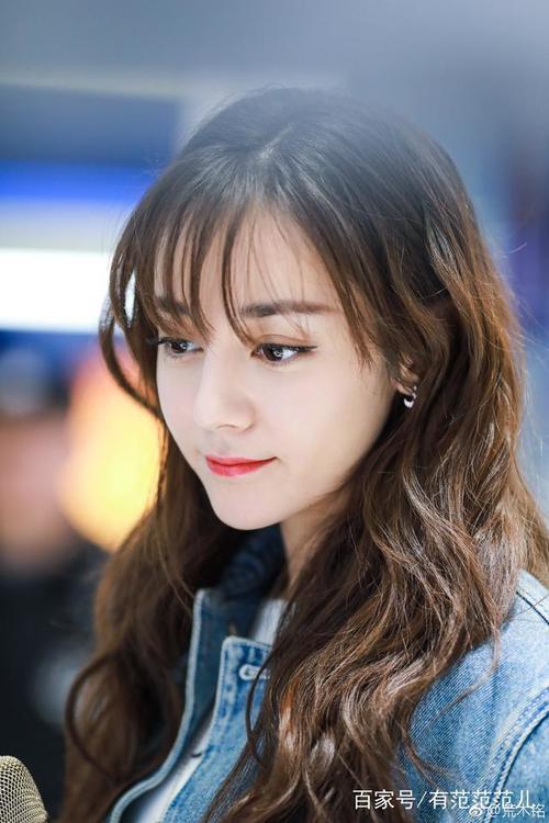 迪丽热巴新剪空气刘海 生图美出初恋感_深圳热线