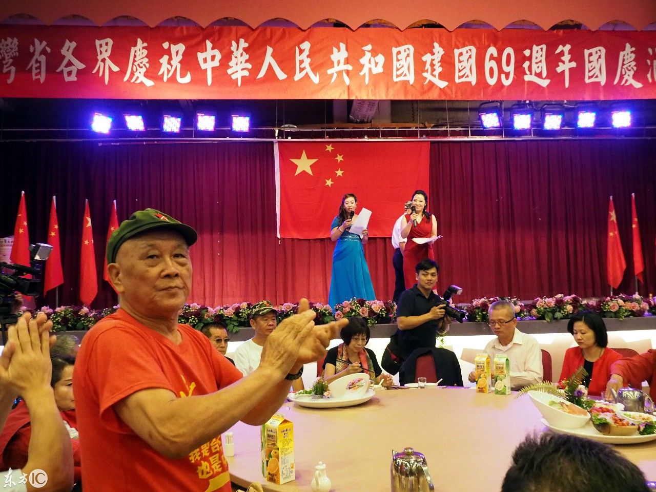 【昕笙:看看台湾各界人民高举中国国旗庆祝国庆!