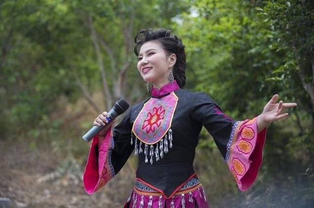 人文叶思言在野生茶园演唱《故乡的油茶果》 斗鱼主播与叶思言学习这